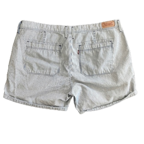 Sz32 Levi’s Seersucker Rolled Cuff Denim Shorts in GUC - Picture 3 of 7